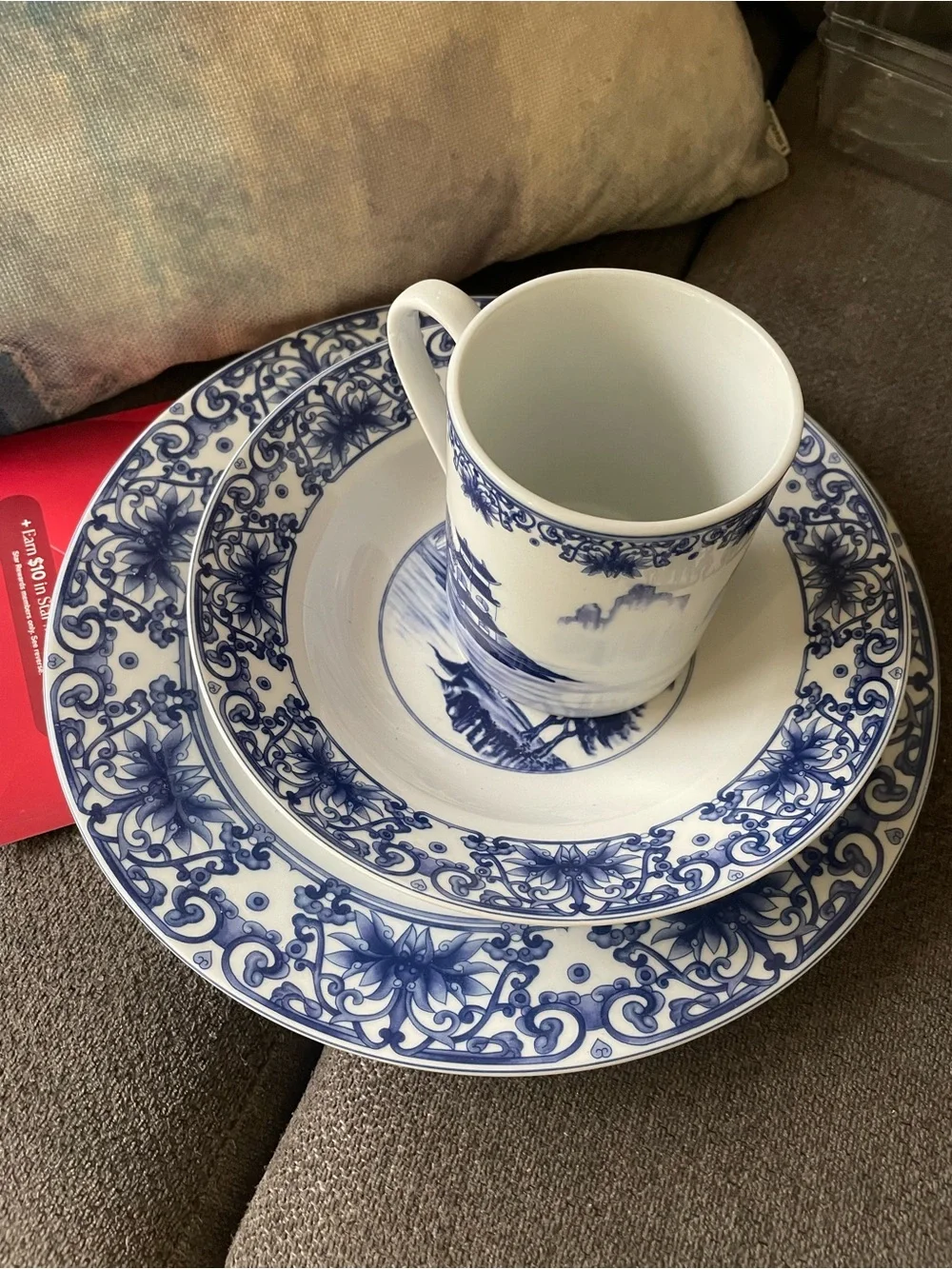 Elegant White and Gold Porcelain Dinnerware Set - Classic Dining Pieces